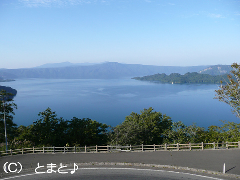 初荷峠展望台から十和田湖を望む