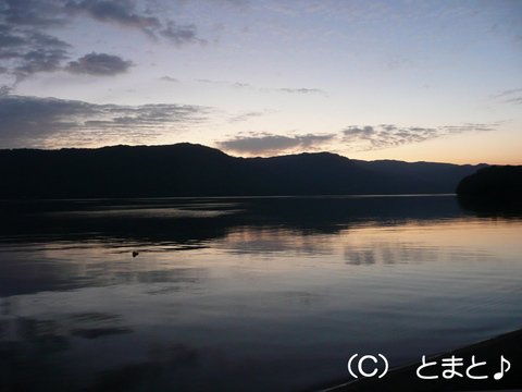 夕暮れ時の十和田湖