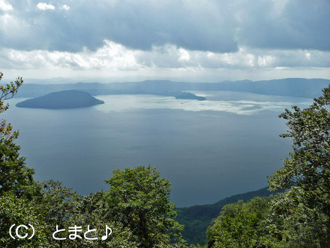 御鼻部山展望台から十和田湖を望む
