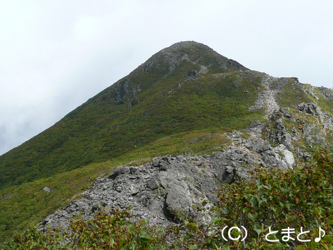 鳥ノ海噴火口から岩木山山頂を望む